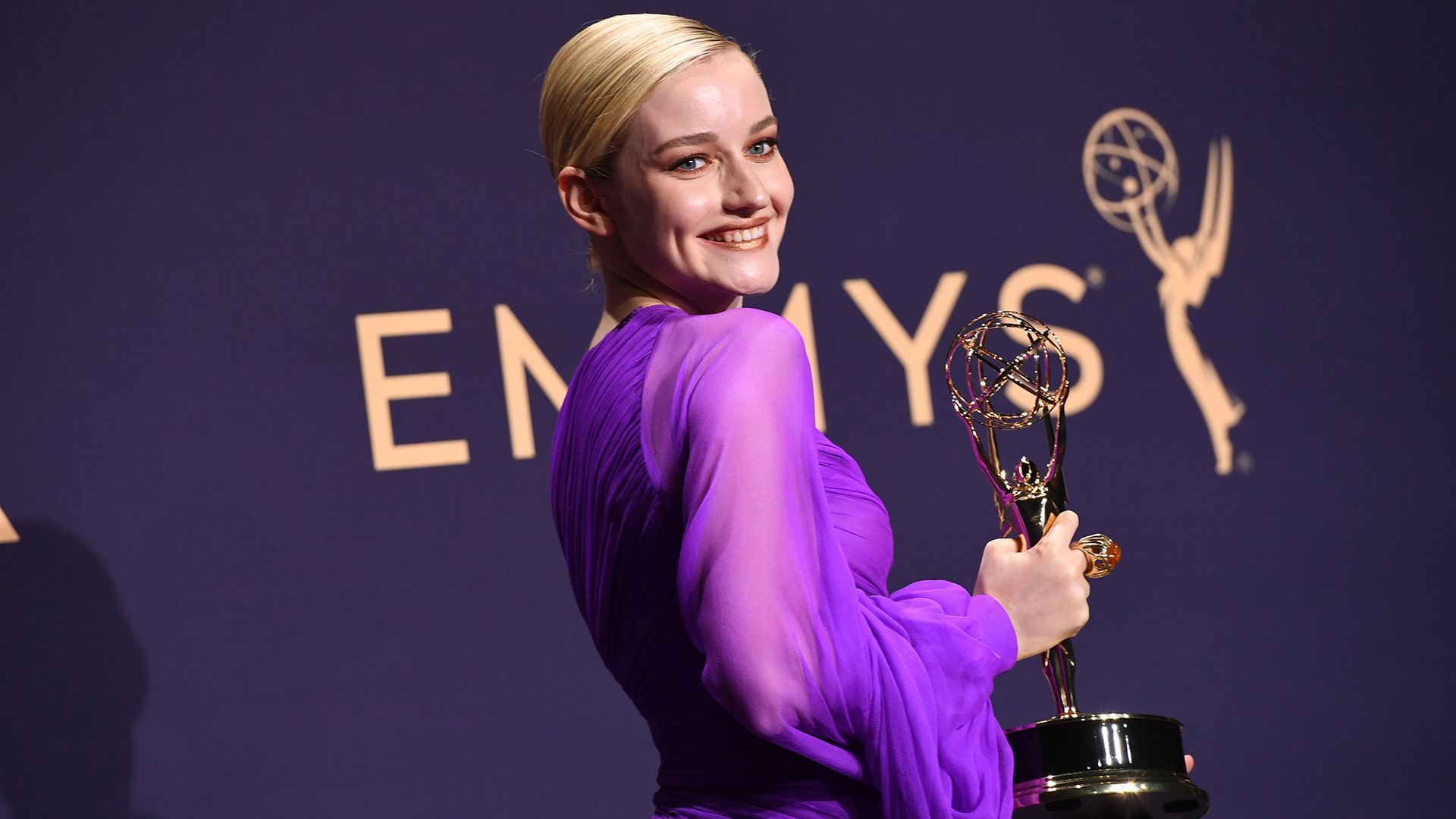 Джулия Гарнер с премией Эмми за роль в сериале «Озарк»