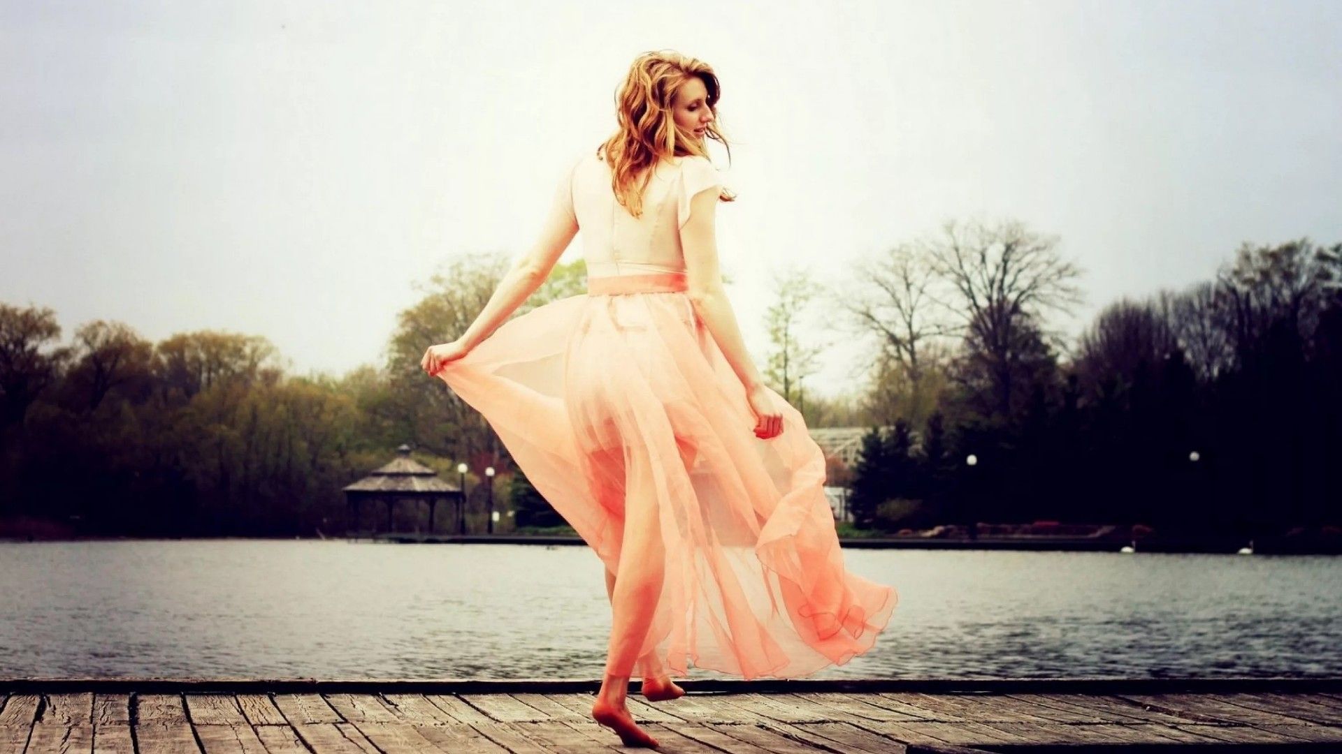 Спортсмен бег. Нежные платья для девушек. Спортсмен на старте. Sanjuan chelin piquero челин санхуан пикеро испанская художница. Нежные перья.