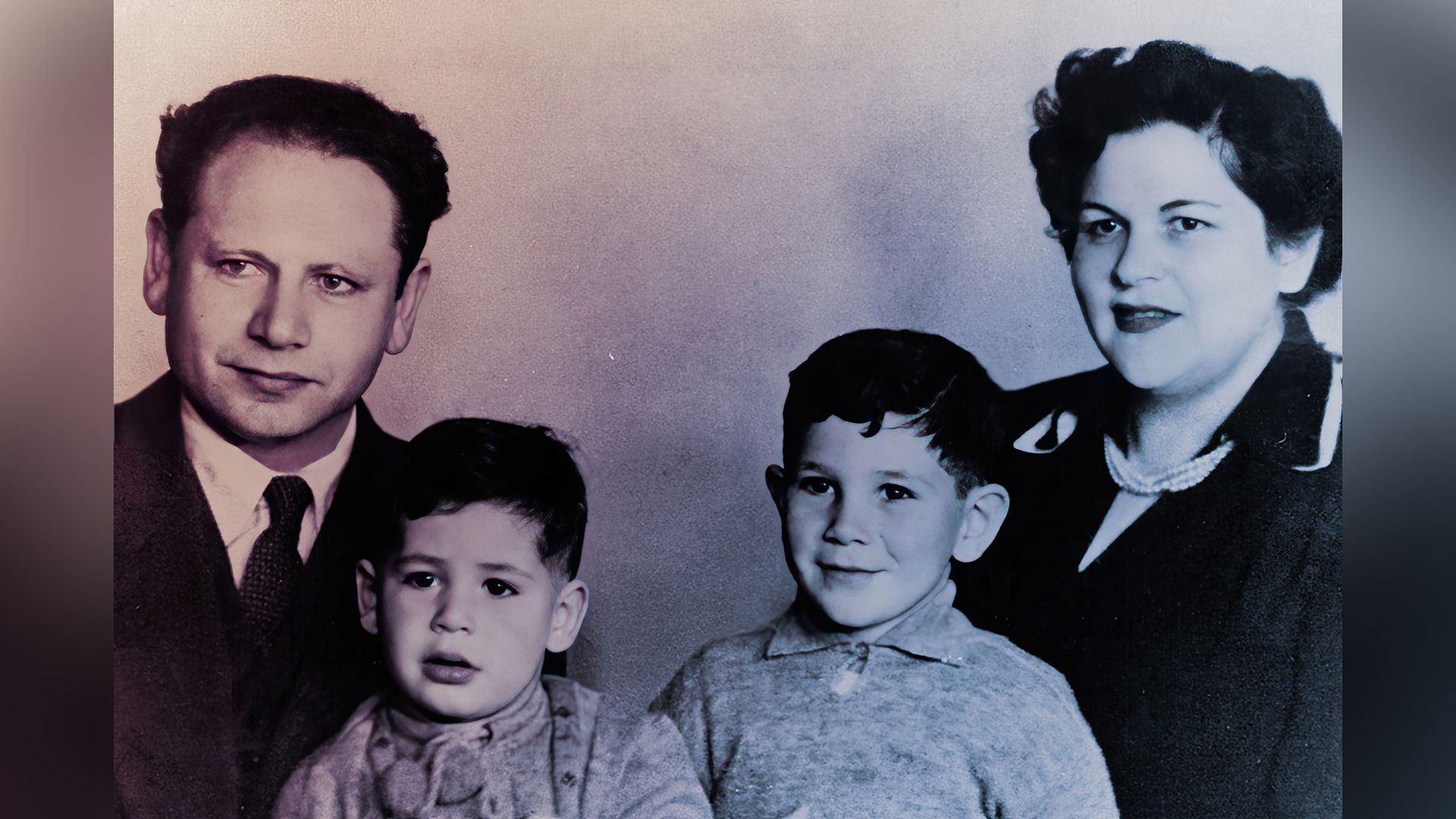 Биньямин Нетаньяху с родителями и старшим братом
