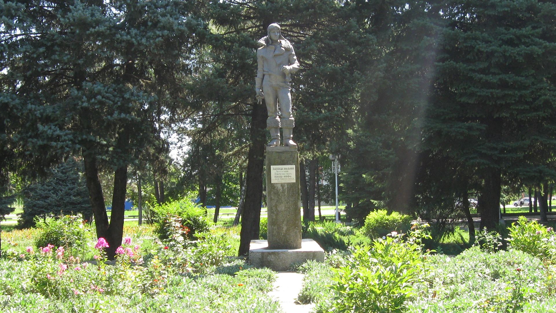 Памятник Анатолию Ляпидевскому