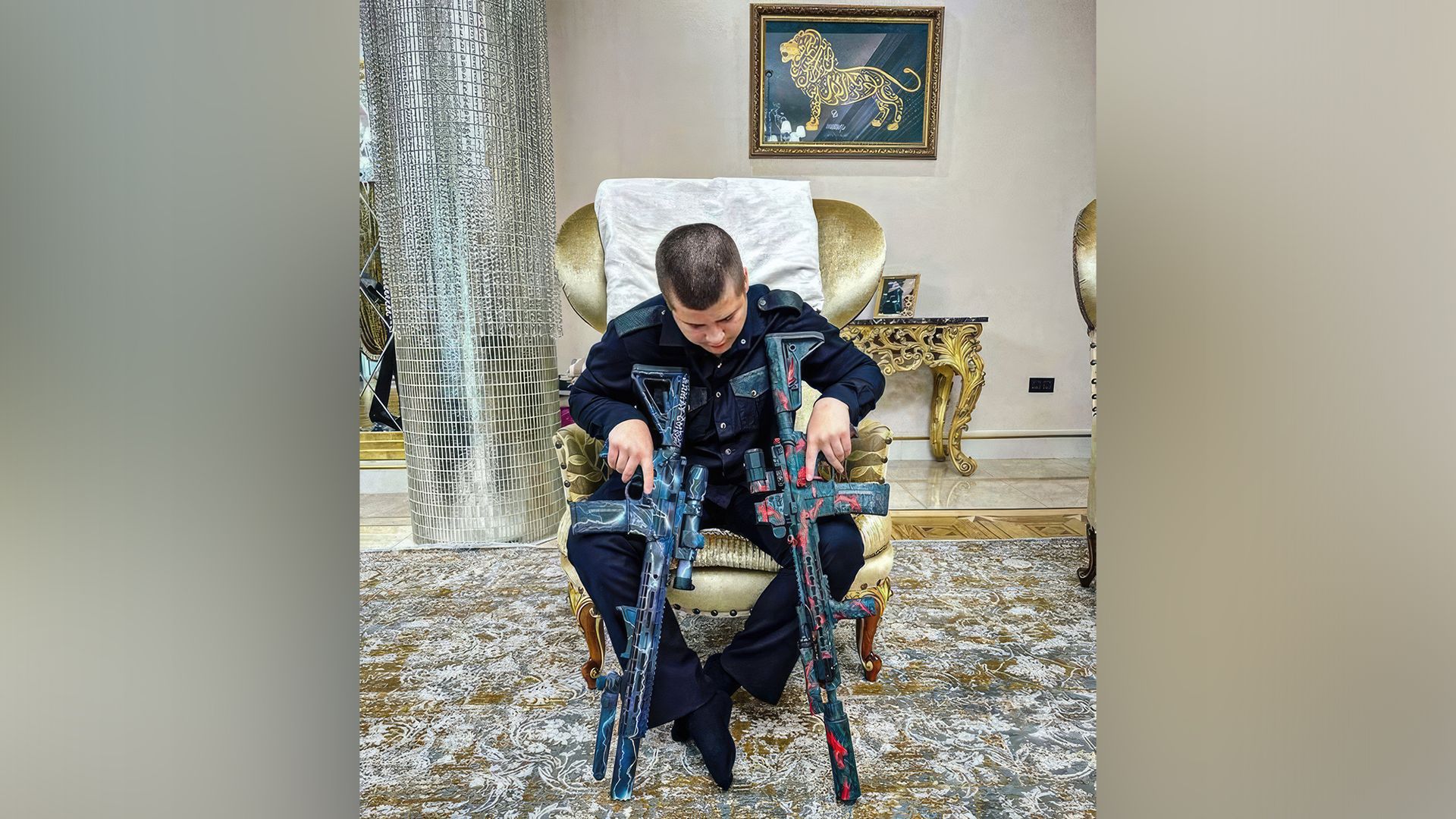 Адам Кадыров с автоматами