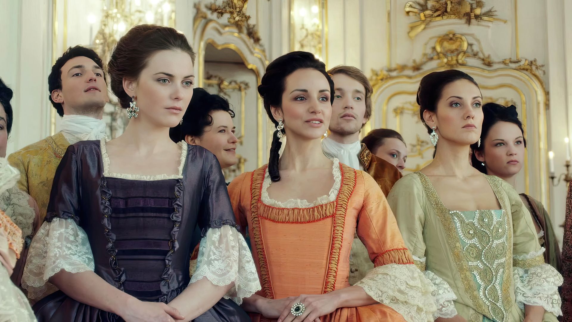 Анастасия Евграфова в сериале «Екатерина» (слева)