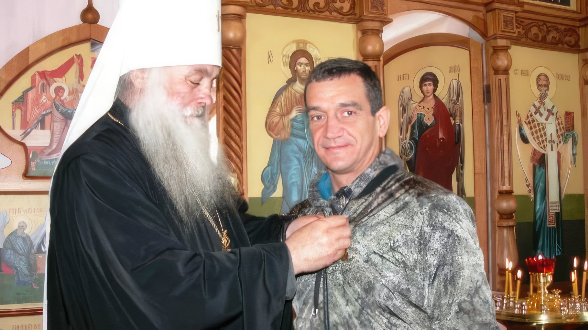 Степанов Николай Владимирович получает награду из рук митрополита Сергия