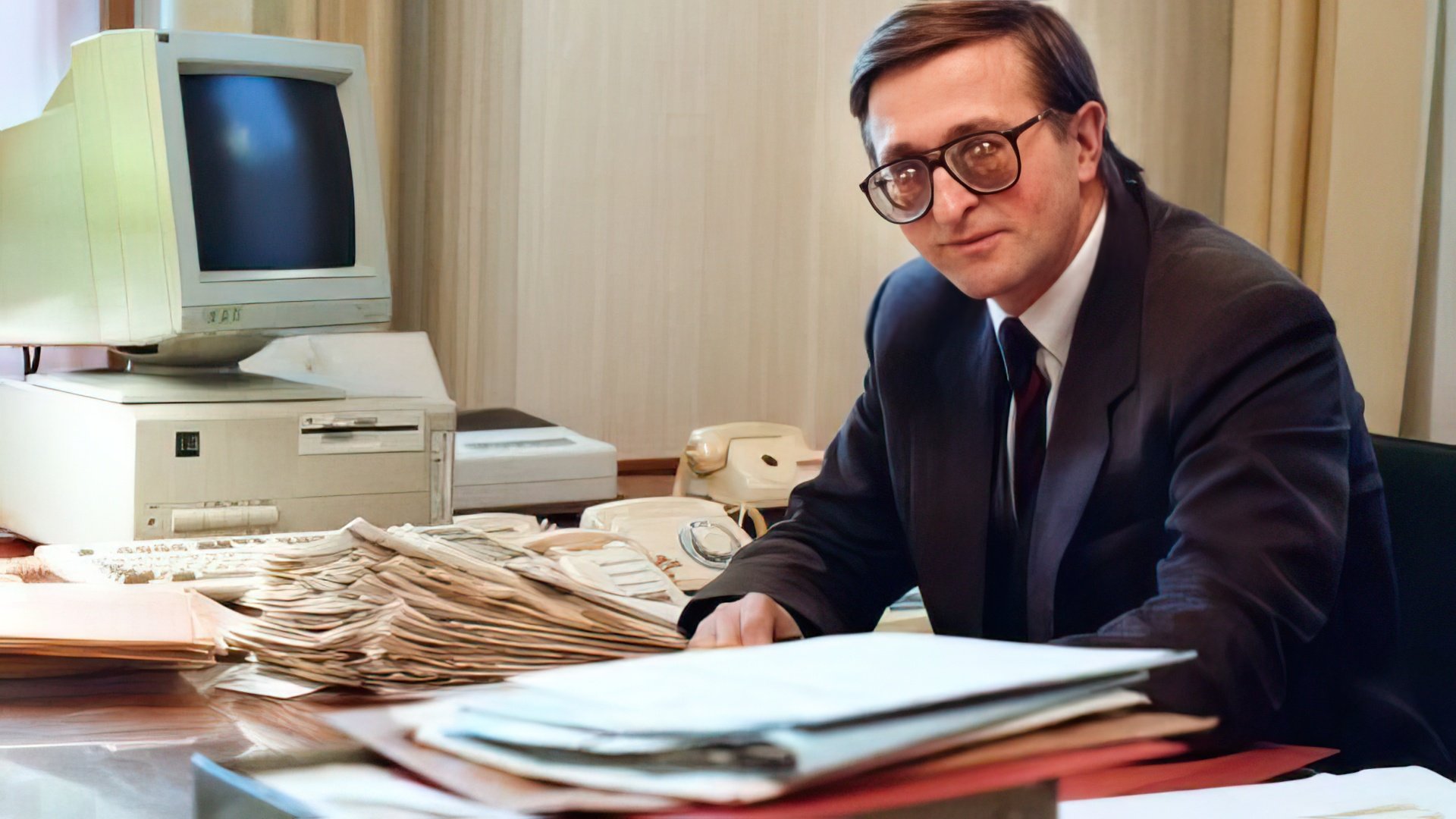 С детства Александр Шохин носит очки