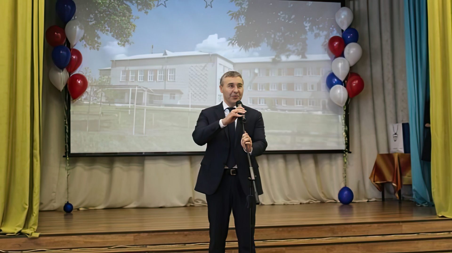 Валерий Фальков выступает перед учениками и учителями родной школы