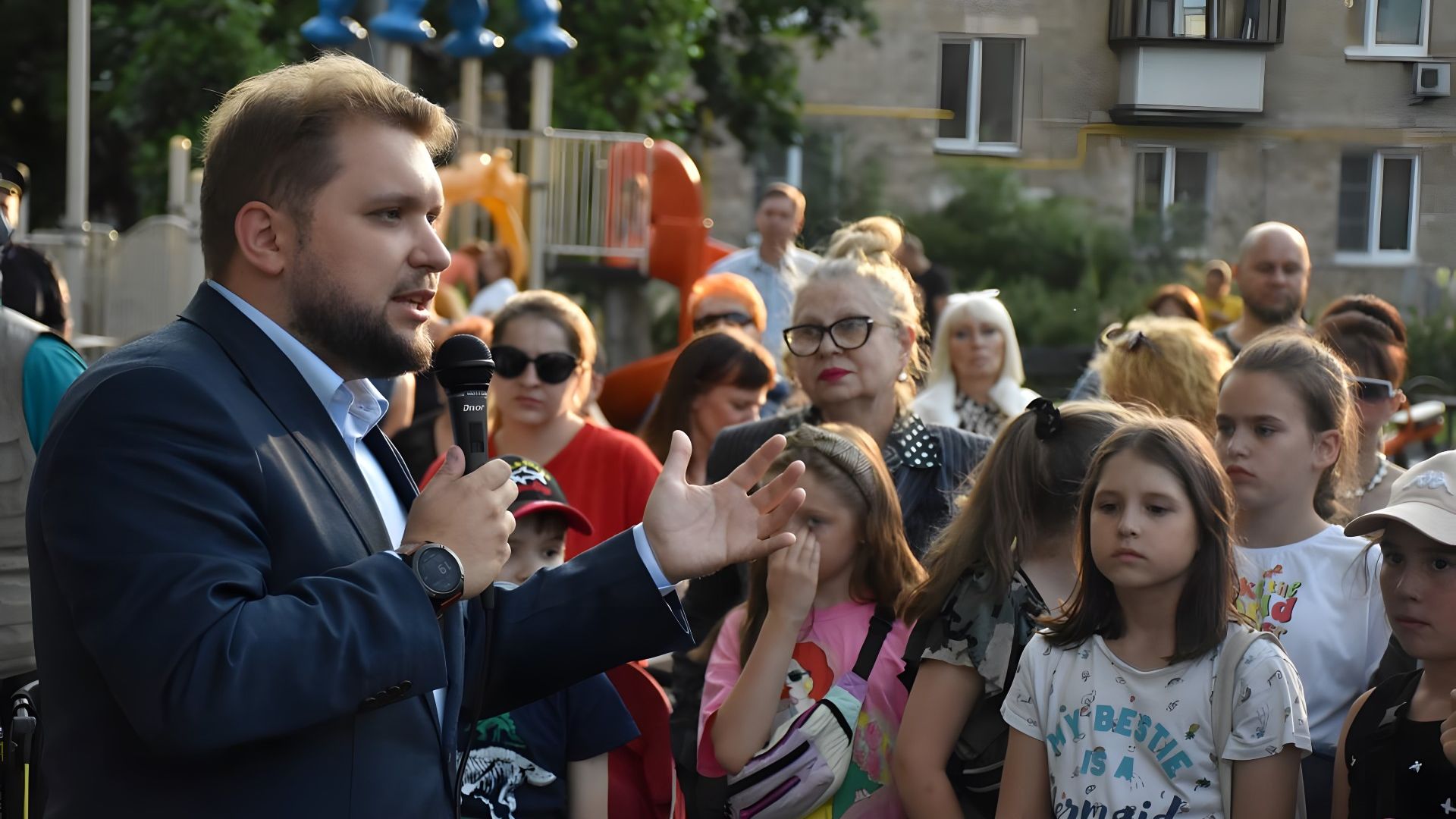 Борис Чернышов выступает перед избирателями
