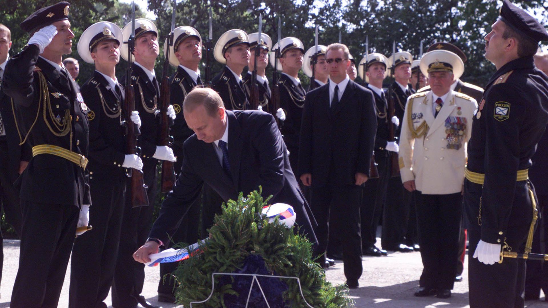Виктор Золотов охраняет Владимира Путина (2000)