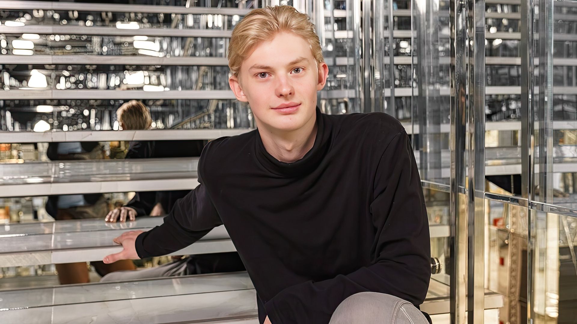 Актер Антон Рогачев