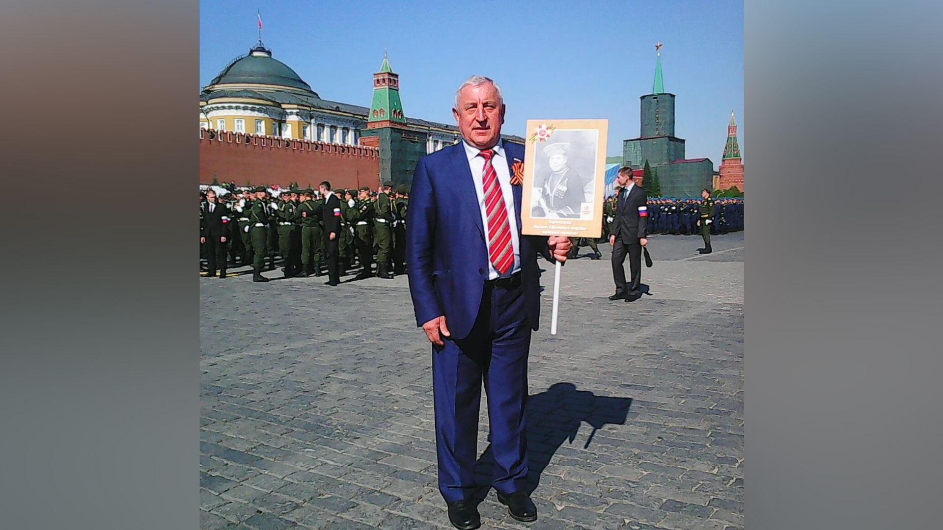 Николай Харитонов на шествии Бессмертный полк