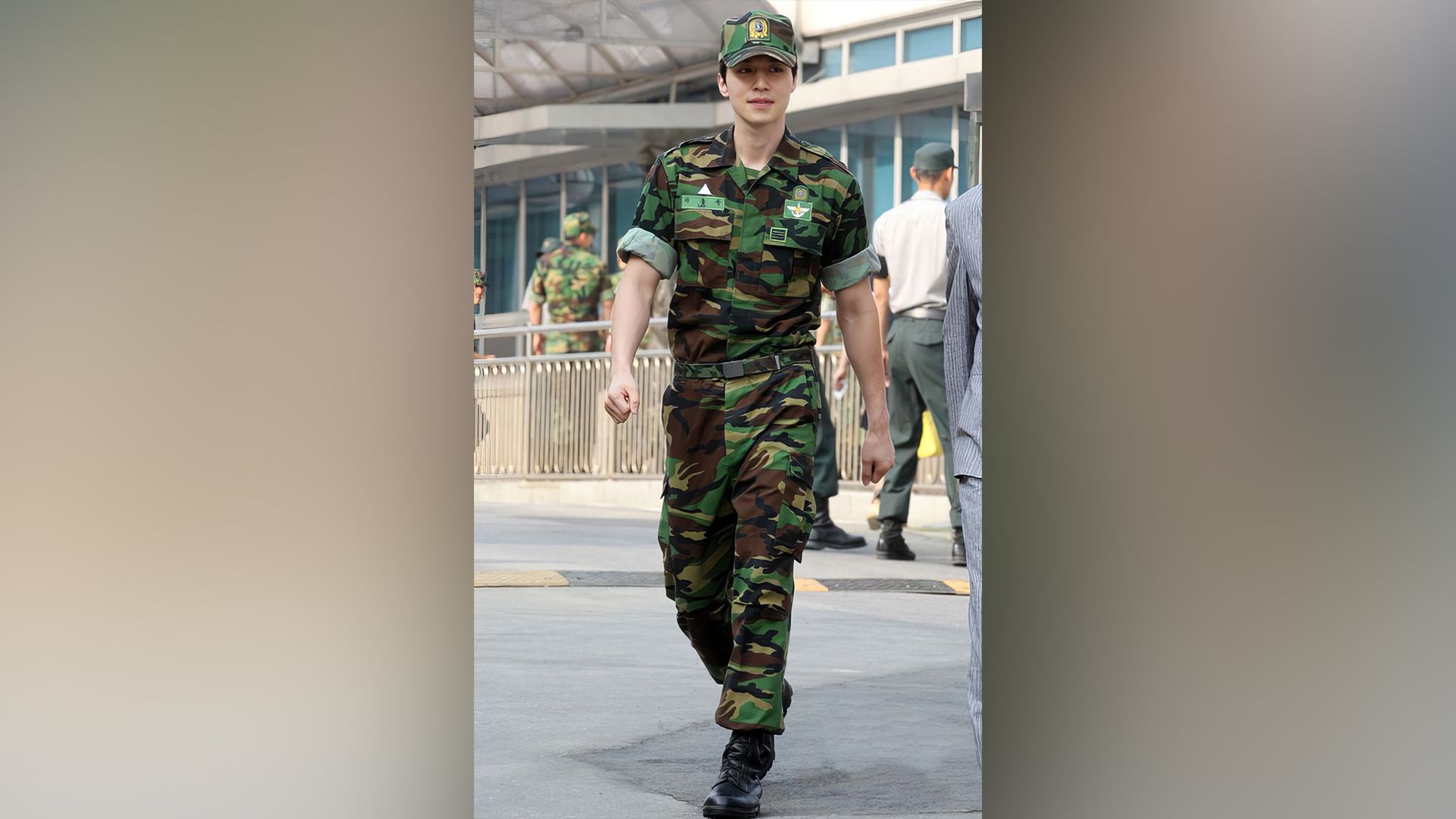 Ли Дон Ук в армии