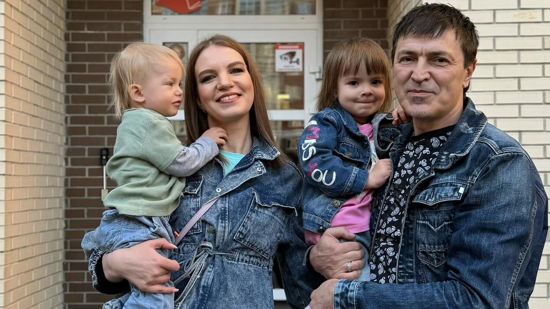Алексей и Елена Потехины с младшими детьми