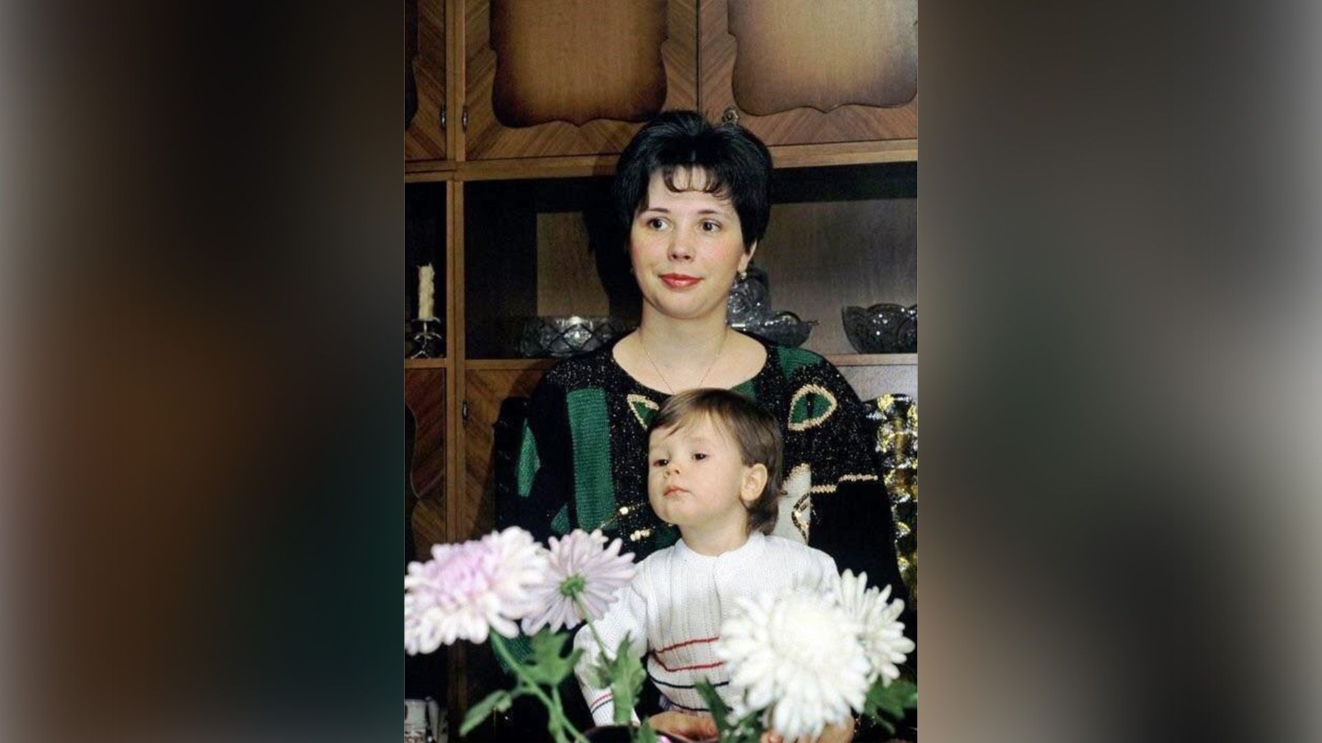 Юрий Кондратчик в детстве с мамой