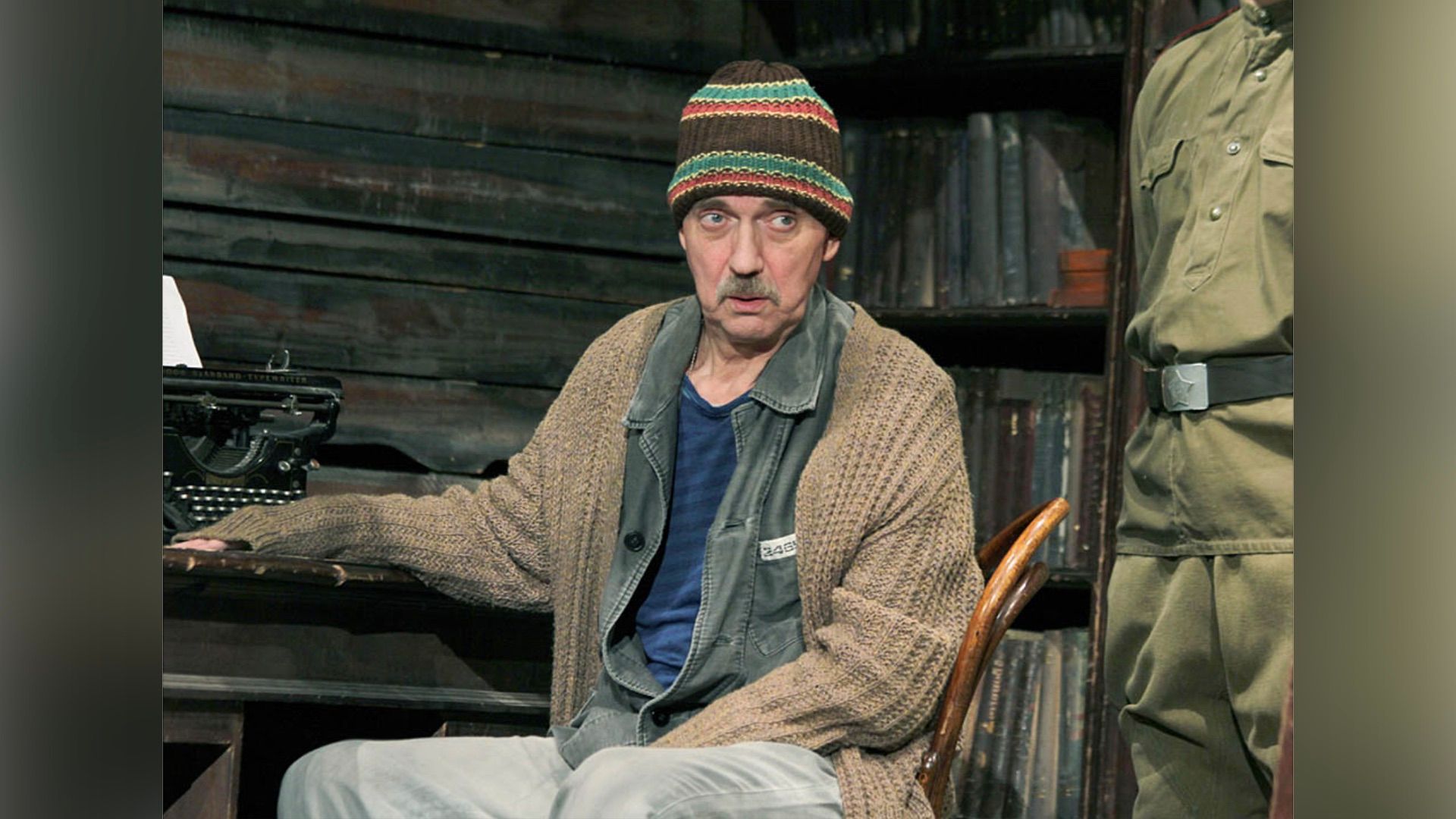Евгений Киндинов в спектакле «Новый американец»
