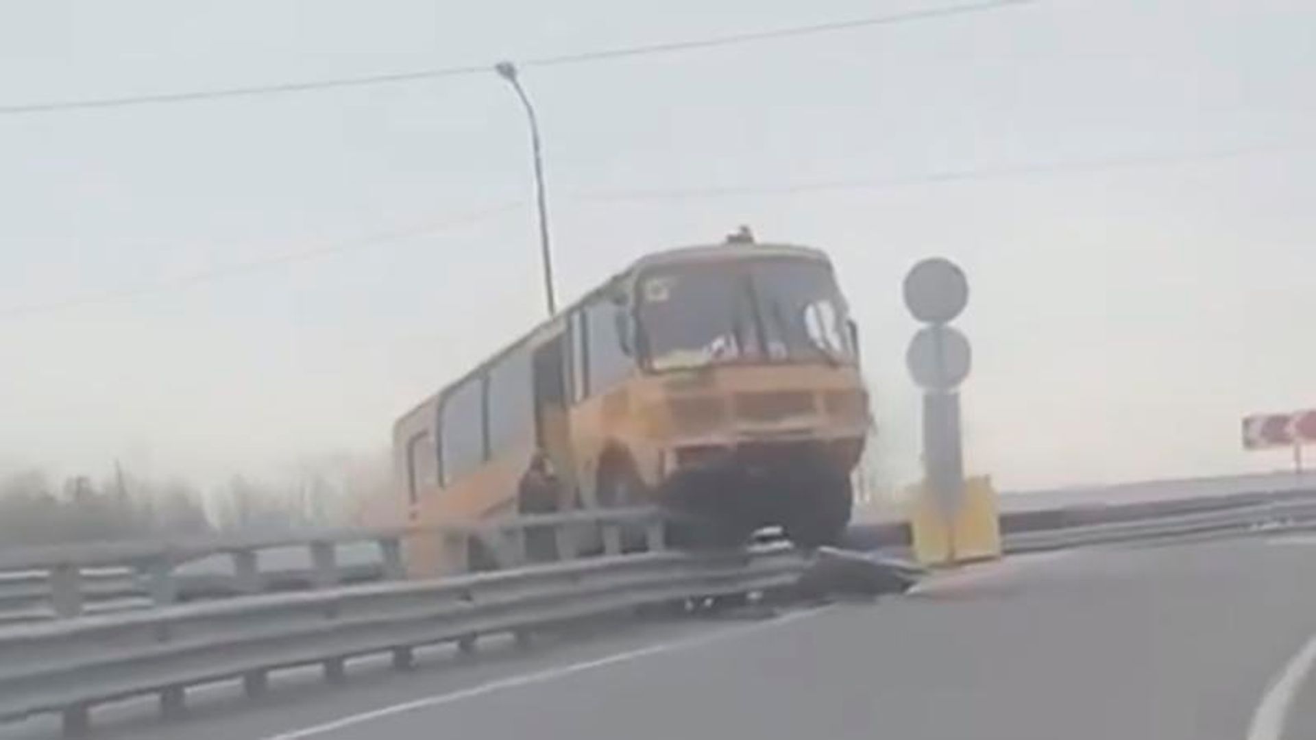 Автобус повис на дорожном ограждении в Ленобласти