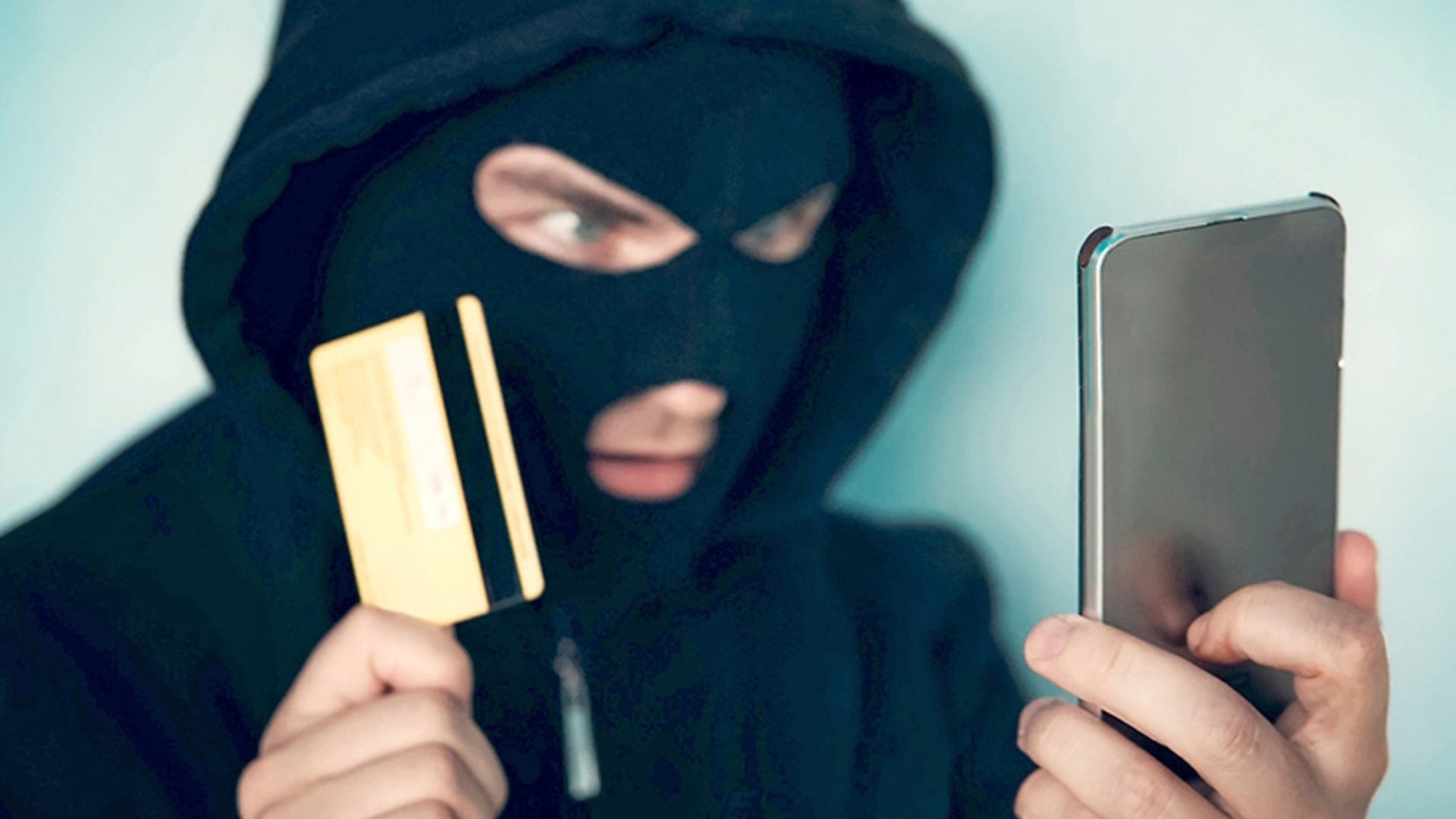 В Петербурге мошенники сумели получить от пенсионерки 13 миллионов рублей