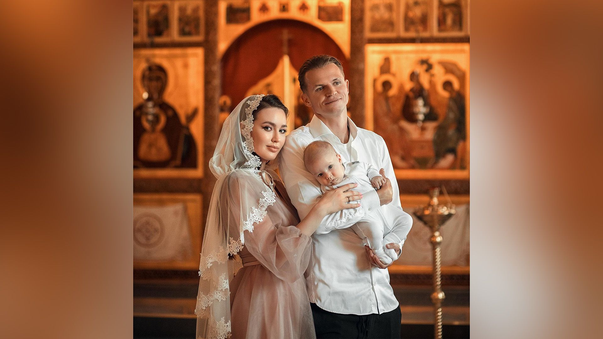 Анастасия Костенко и Дмитрий Тарасов с сыном Ярославом