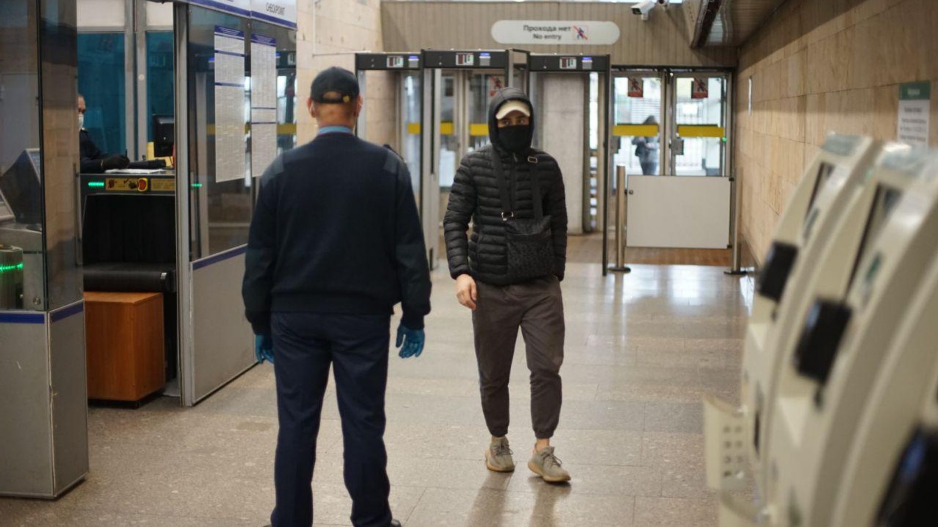 В Питере мужчина, пнувший охранника в метро, заплатит за это полмиллиона рублей