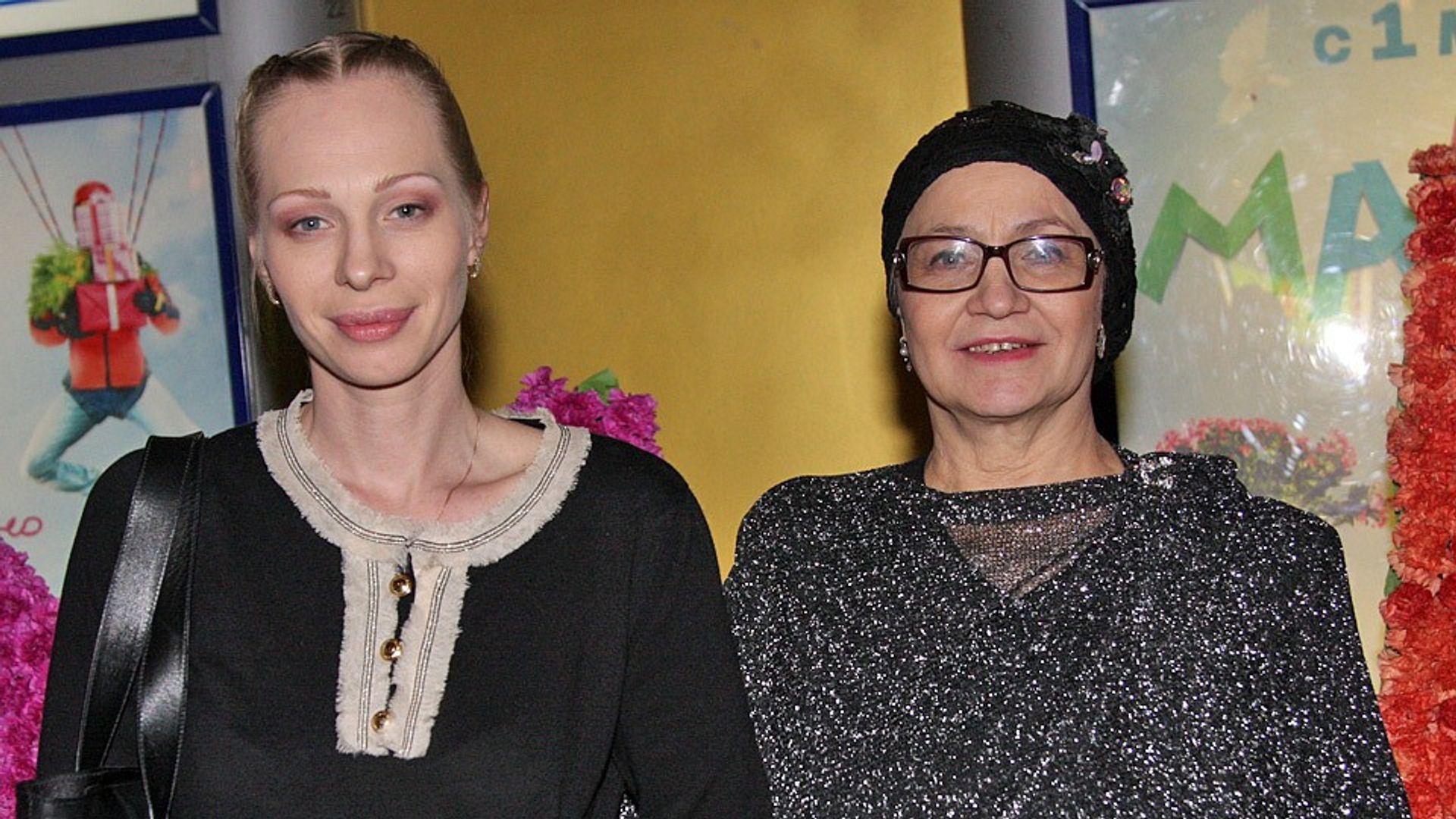 Дочь артистки (слева) не может найти денег на памятник