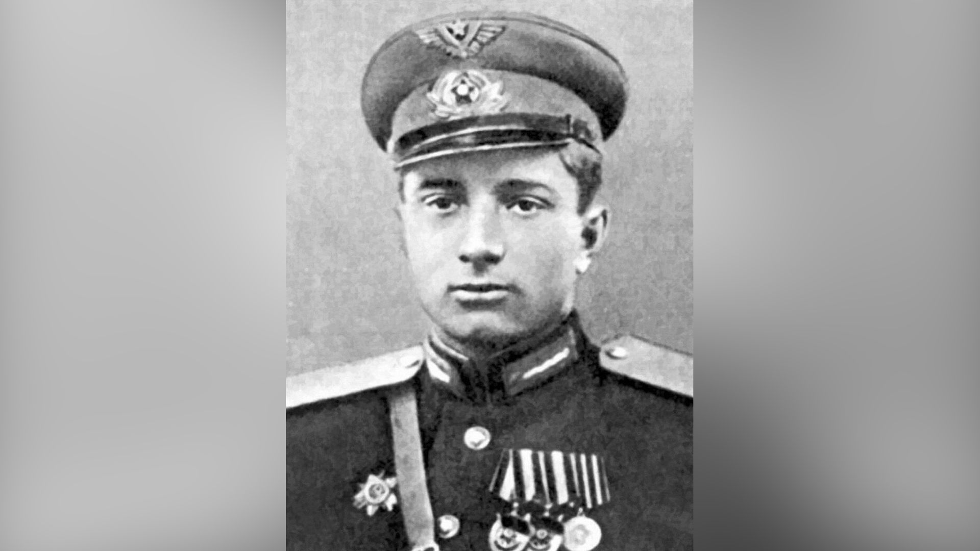 Молодой Владимир Гуляев