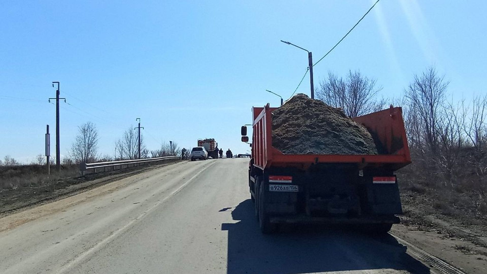 Власти пытаются сдержать распространение воды от прорванной дамбы в Орске