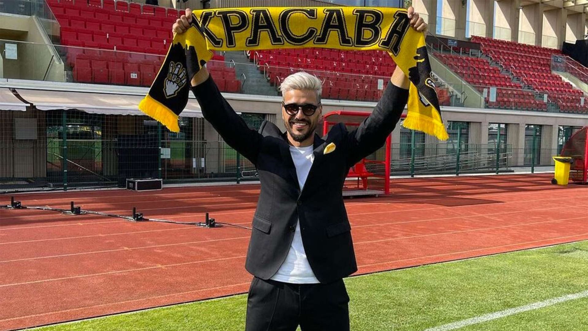 Евгений Савин с мерчем своего футбольного клуба