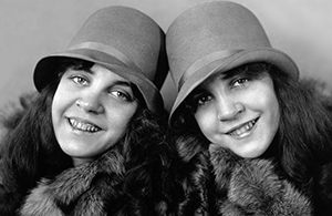 Жизнь на потеху публике: Трагическая судьба сиамских близнецов Дейзи и Вайолет Хилтон