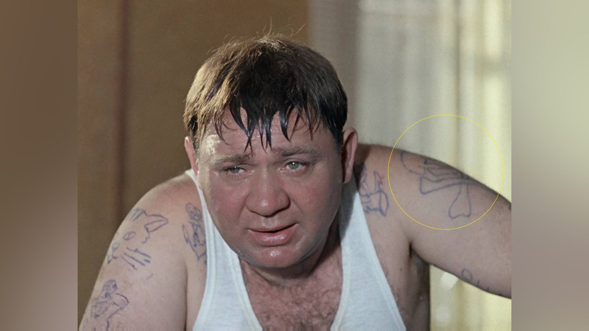 Череп и кости на плече