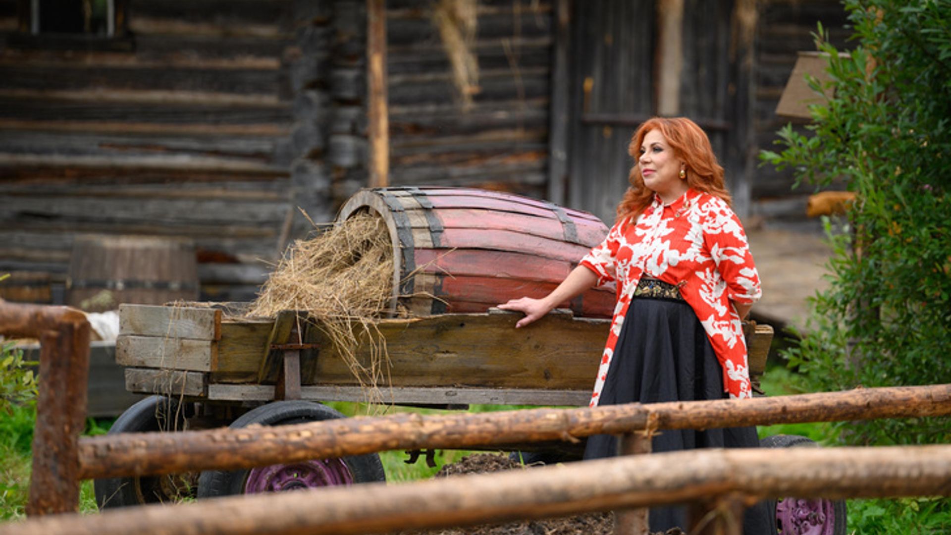 Беременная Марина Федункив на съемках «Первых на деревне»