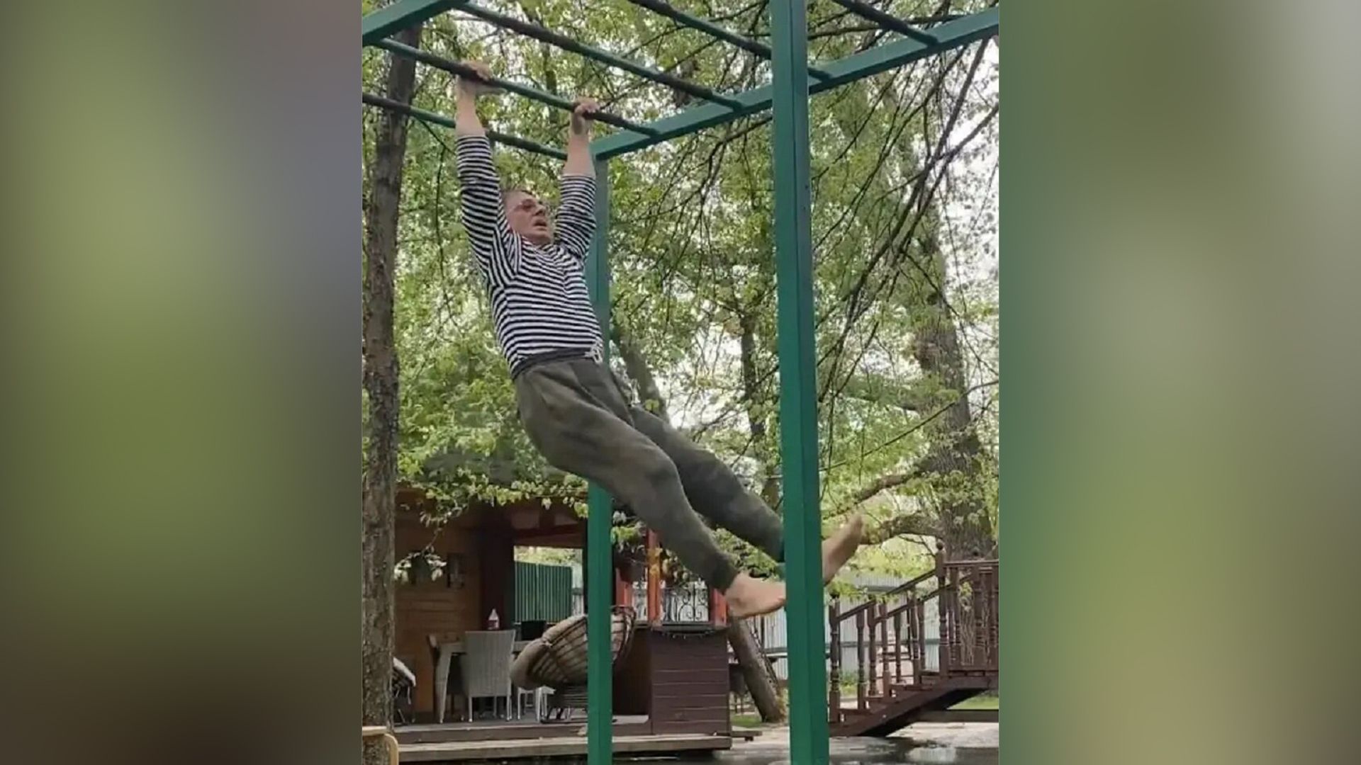 На участке есть турники