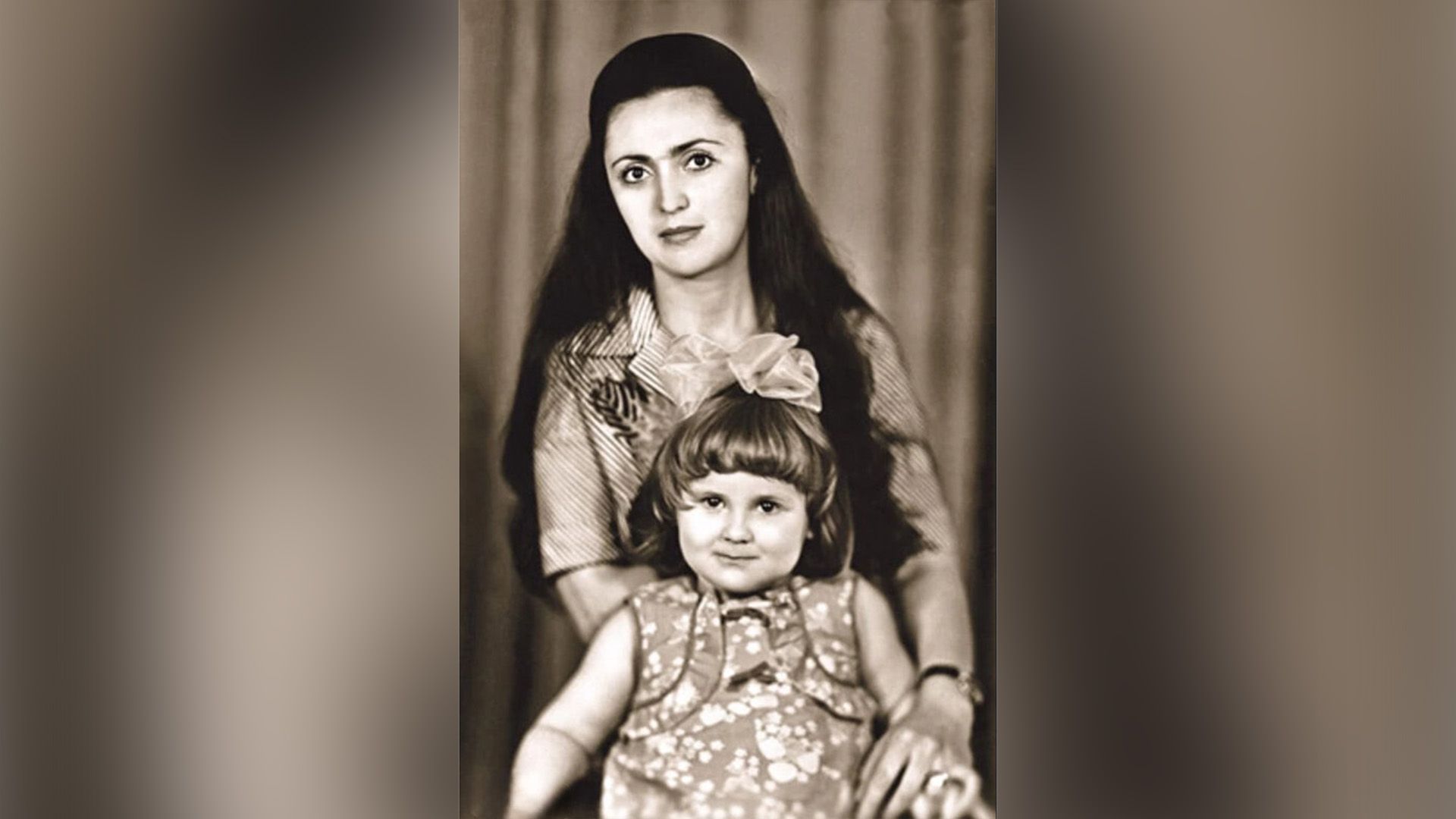 Лариса Черникова в детстве с мамой