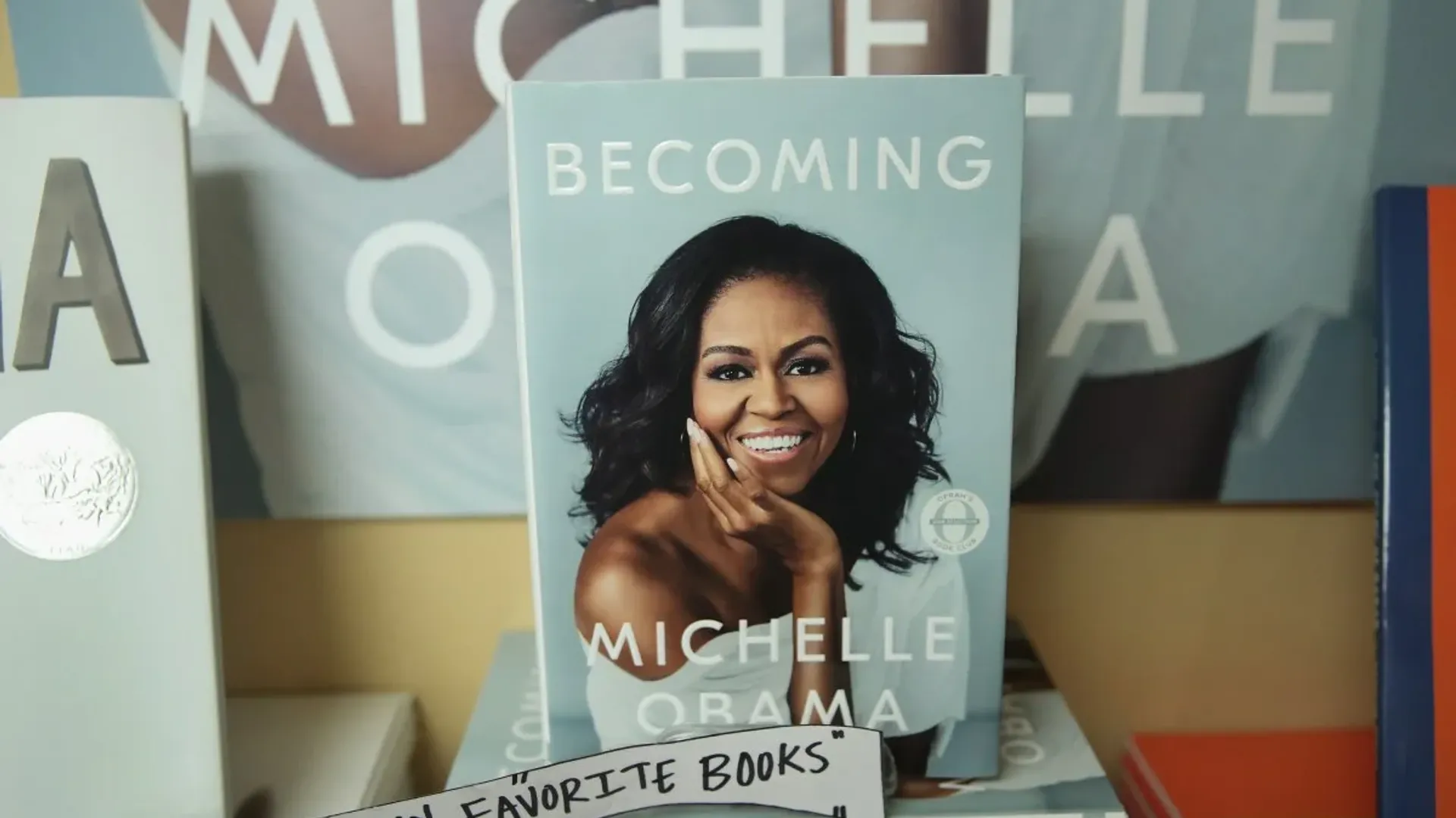 Фото с обложкой книги. Её заголовок - Becoming. На обложке изображена Мишель Обама в белом платье. Цвет обложки - нежно-голубой