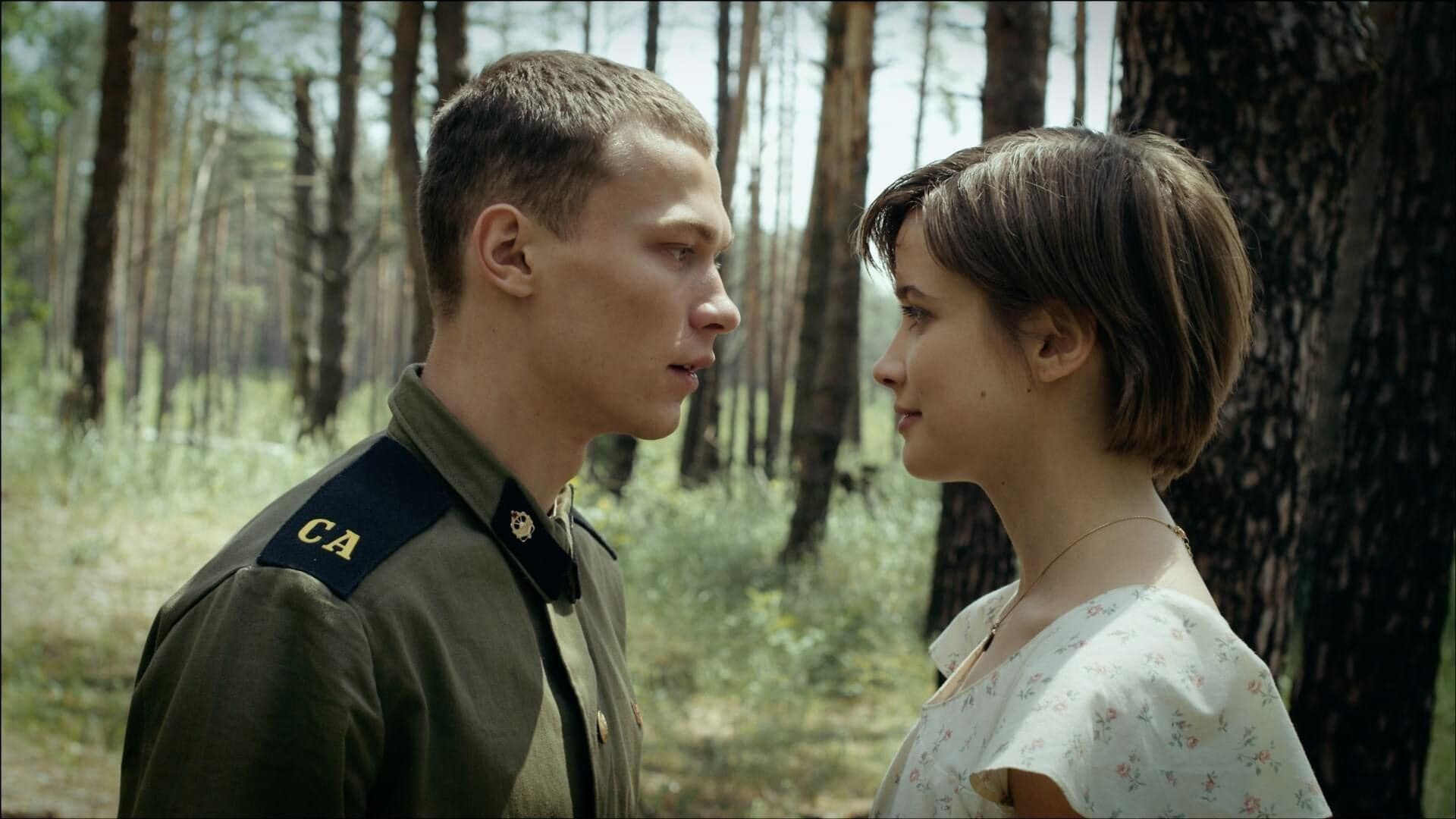 Юра Борисов и Мария Поезжаева в сериале "Мотыльки"