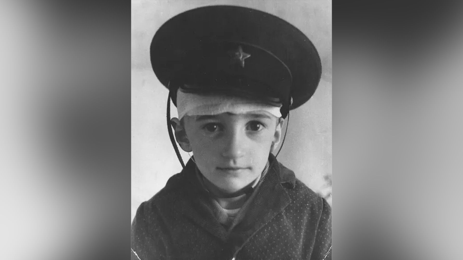 Маленький Александр Лыков в фуражке
