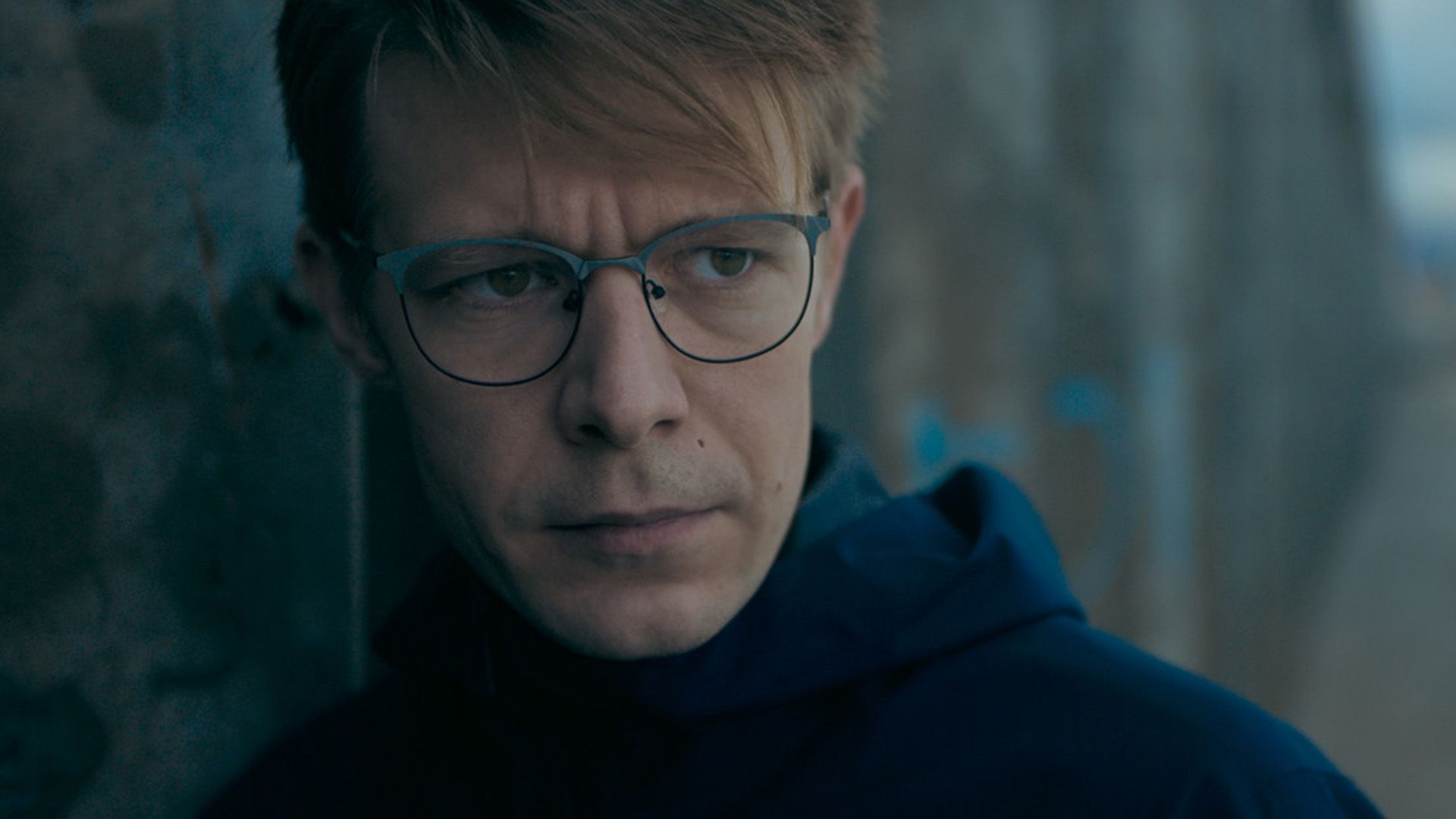 Никита Ефремов в очках на кадре из сериала "Оффлайн"
