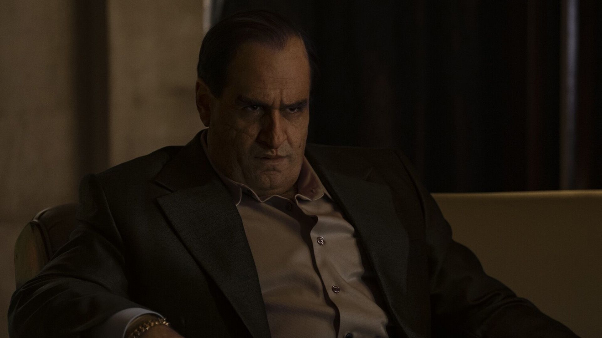 Колин Фаррел на кадре из сериала "Пингвин"