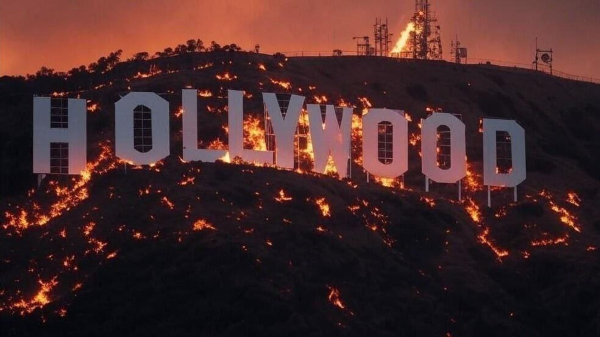 Горящий во время пожаров в Лос-Анджелесе знак Hollywood