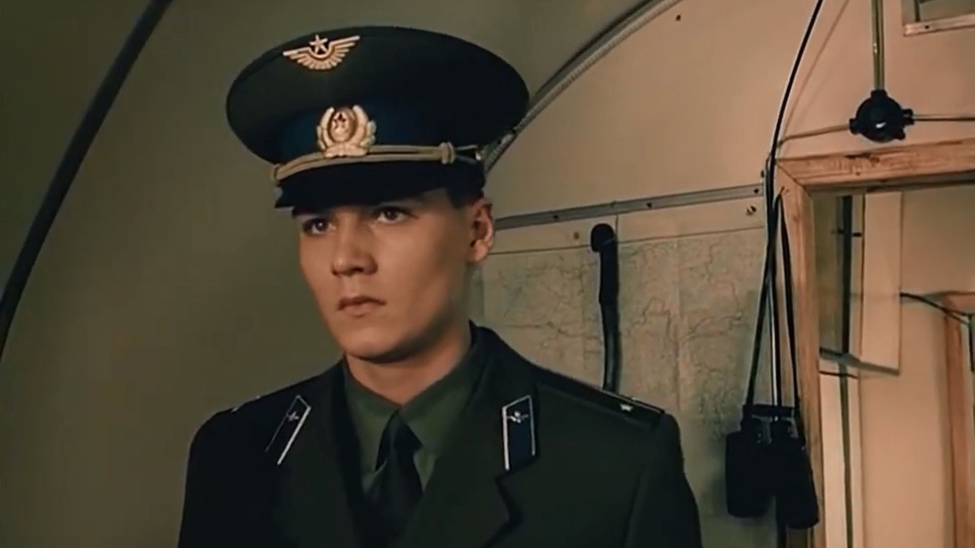 Актер Филипп Янковский в военной форме и в фуражке