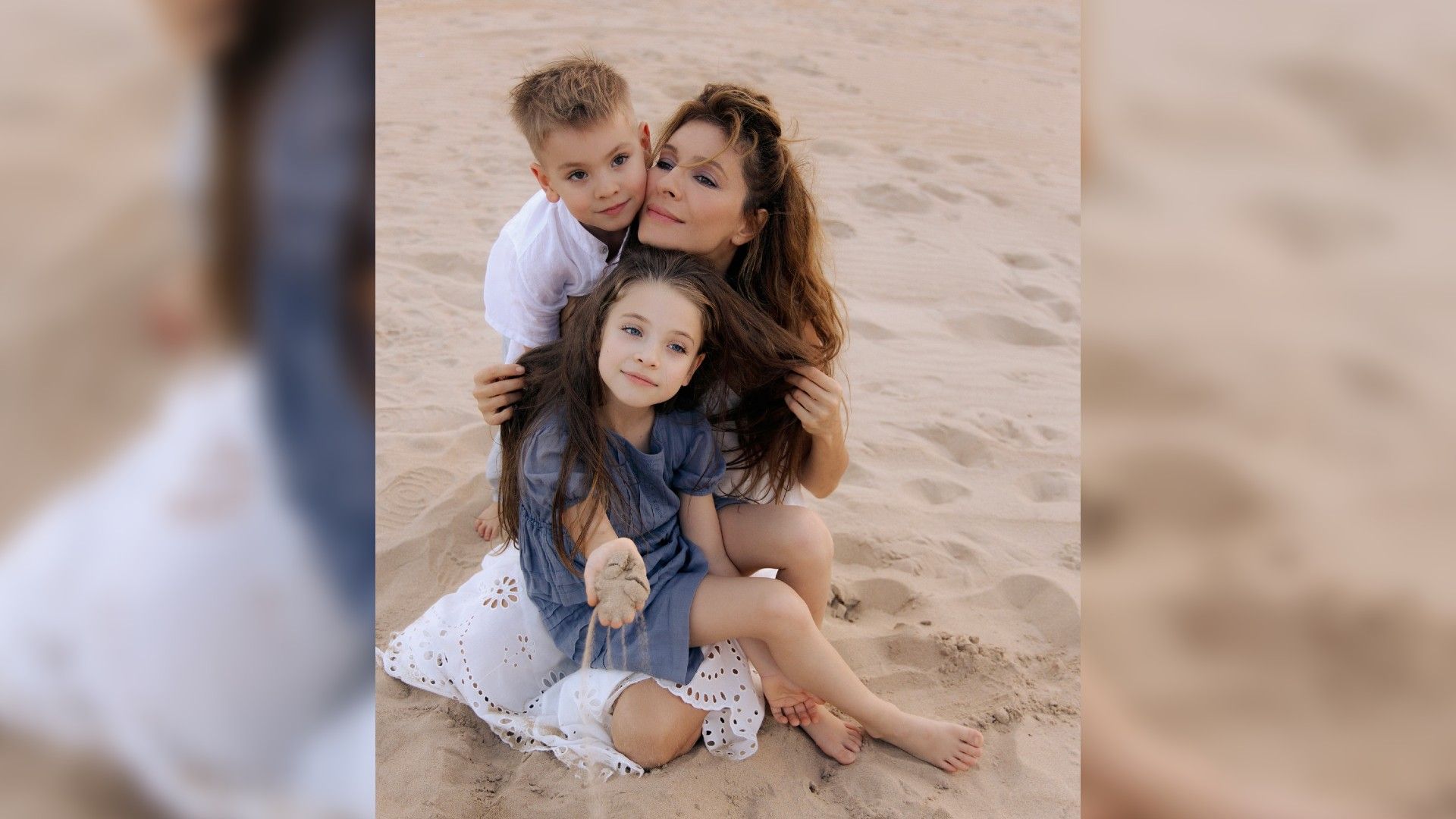 Елена Подкаминская с её сын и дочь позируют на пляже, милая фотосессия