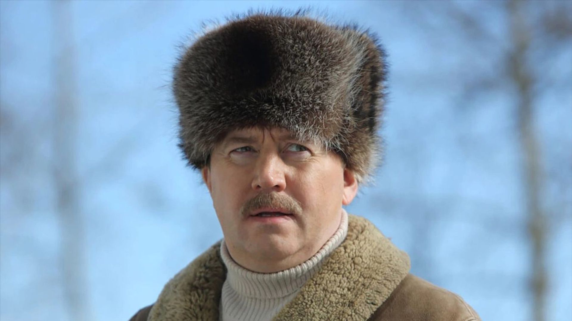 Сергей Бурунов в меховой шапке на фоне зимнего неба