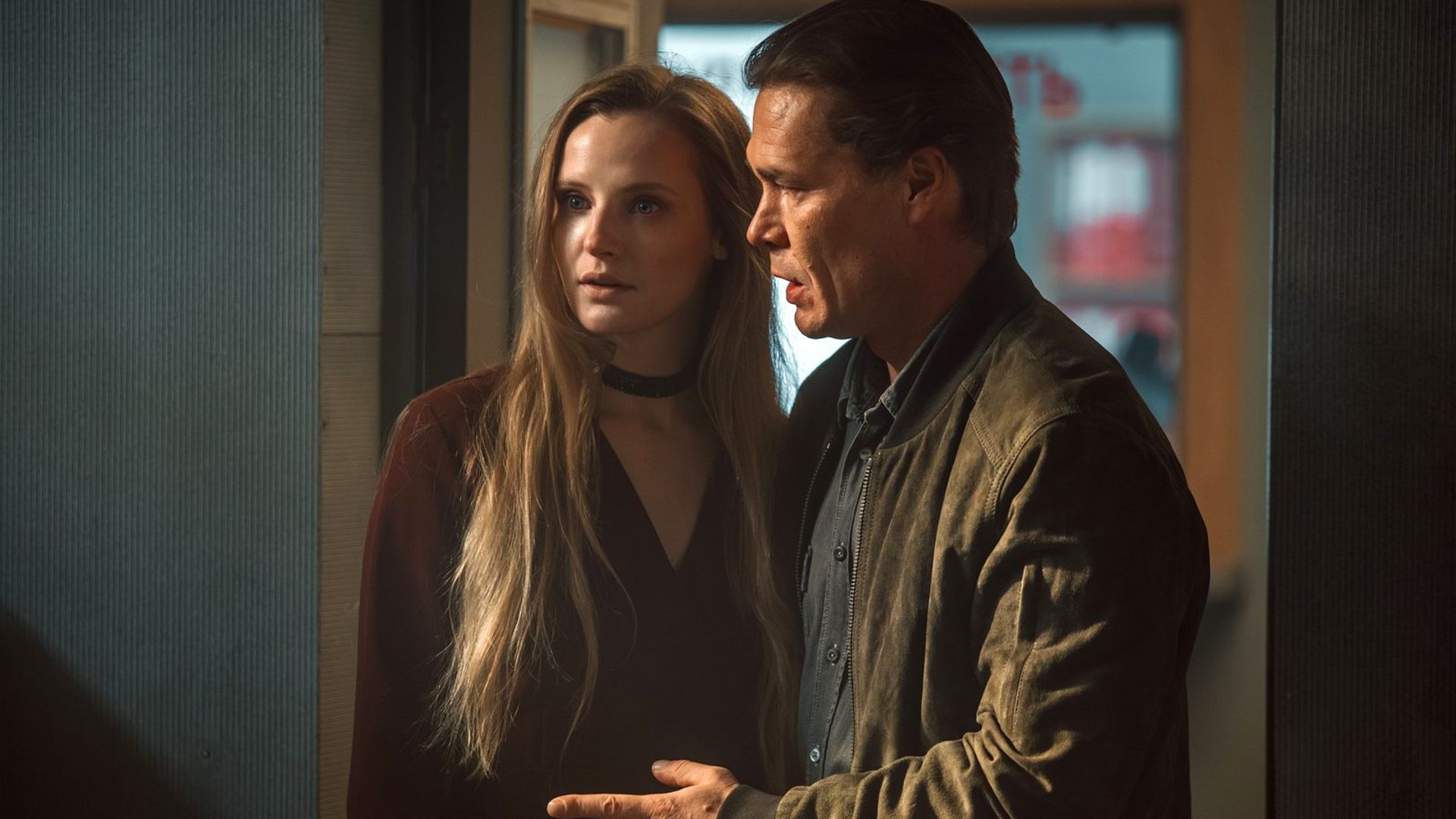 Мужчина и женщина стоят рядом, кадр из сериала "Опасная близость"