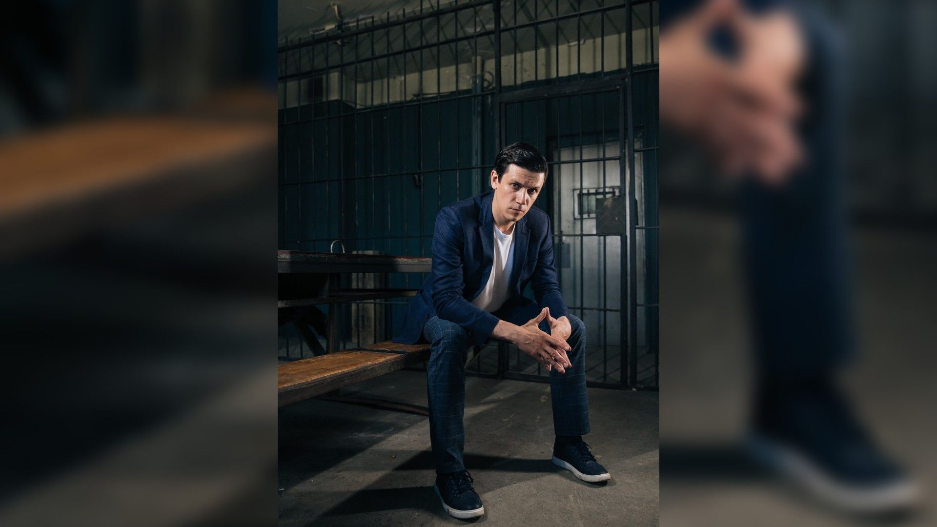 Леонид Бичевин на деревянных нарах в тюремной камере, фотосессия для сериала Расплата