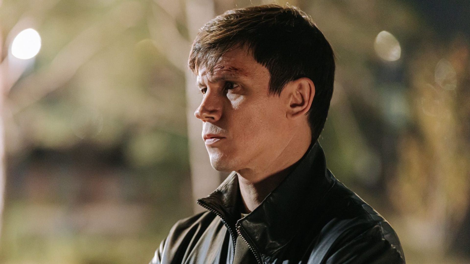 Леонид Бичевин, лицо в профиль крупным планом, кадр из сериала Опасная близость