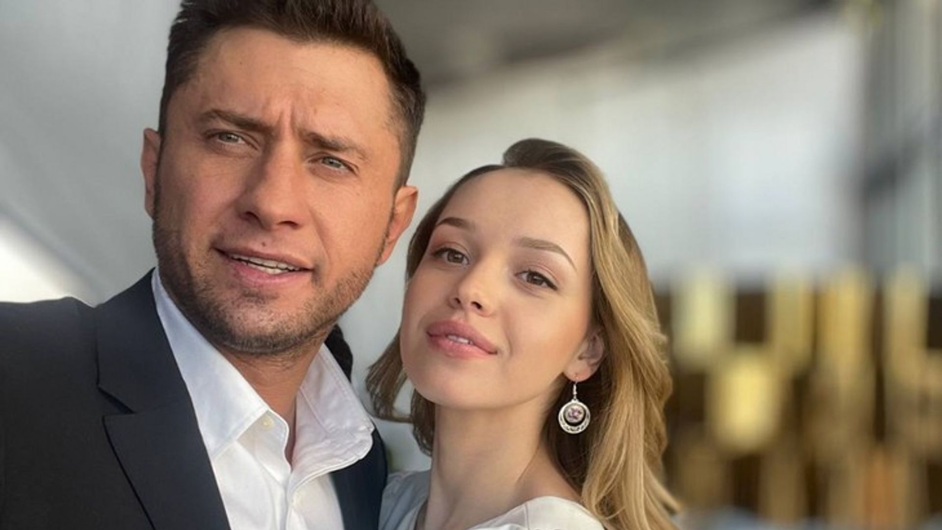 Павел Прилучный и Василина Юсковец делают селфи