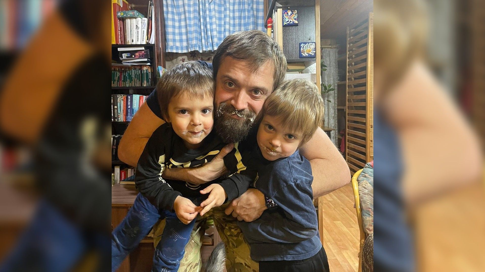 Александр Ильин-младший обнимает двух маленьких сыновей