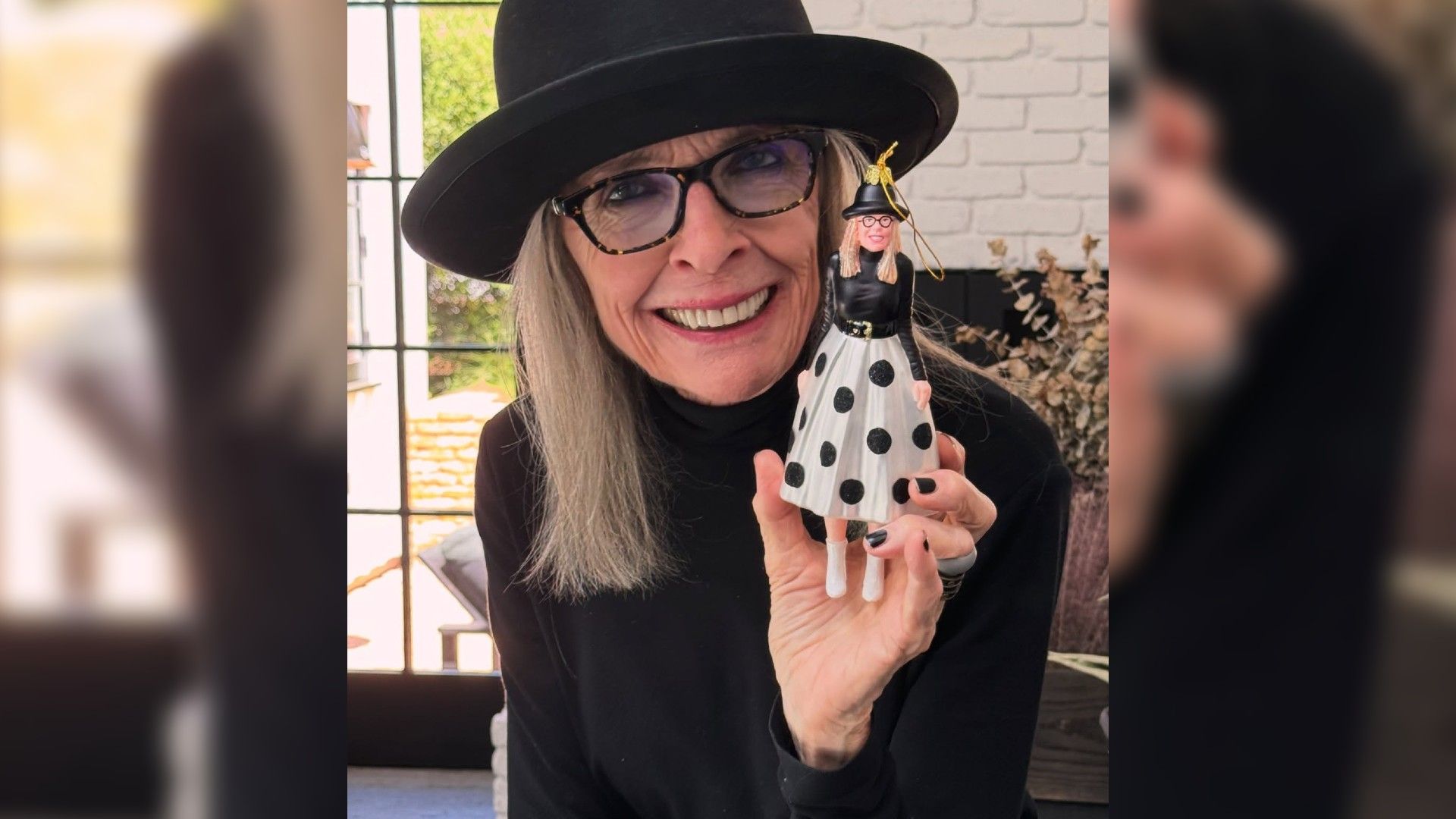 Дайан Китон в шляпке показывает елочную игрушку, её точную копию