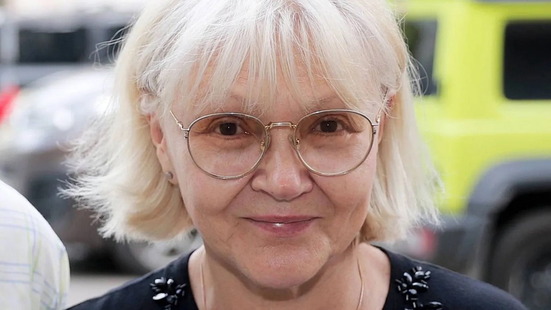 Пожилая Марина Дюжева в очках