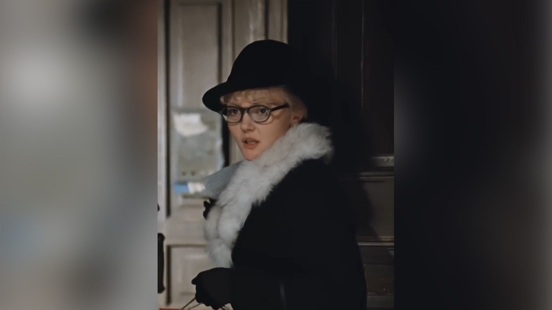 Марина Дюжева в чёрном пальто с белым меховым воротником и чёрной шляпке