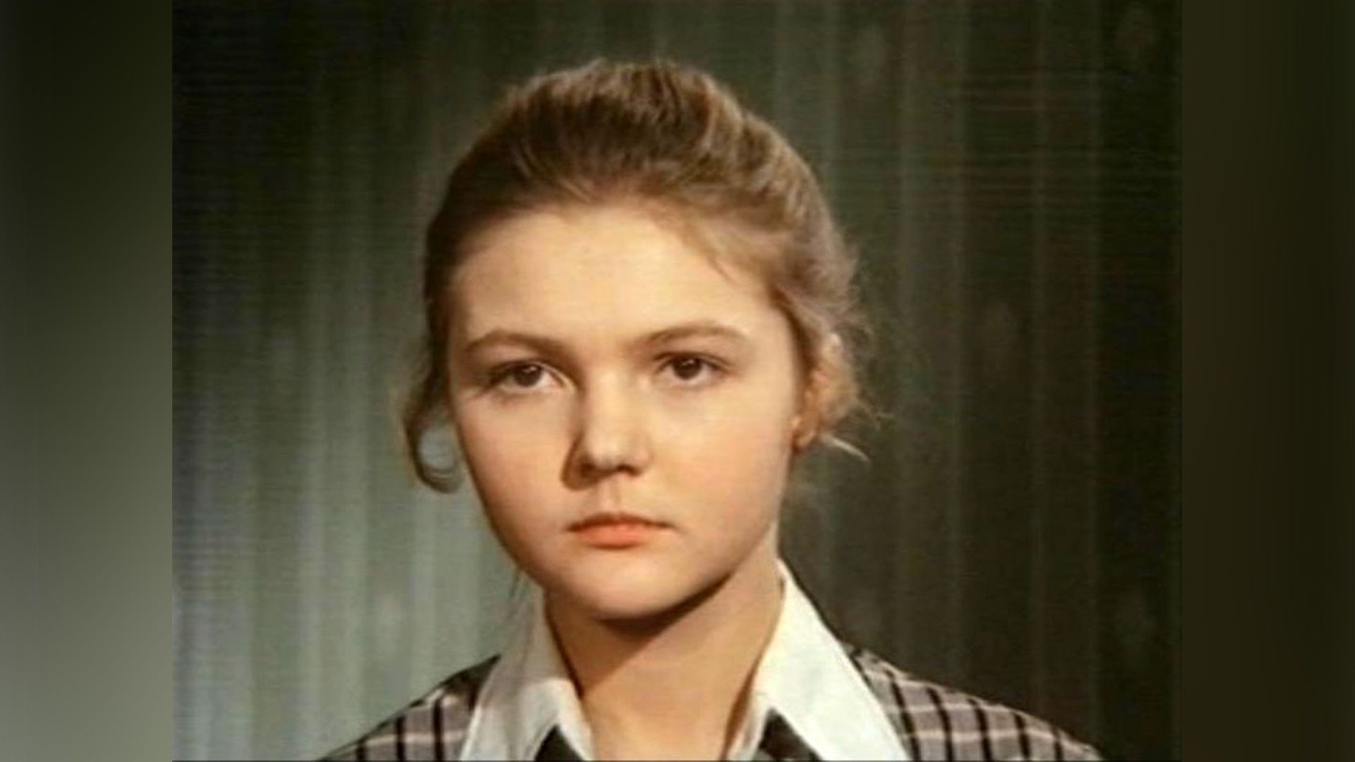 Марина Дюжева в клетчатой блузке с белым воротником