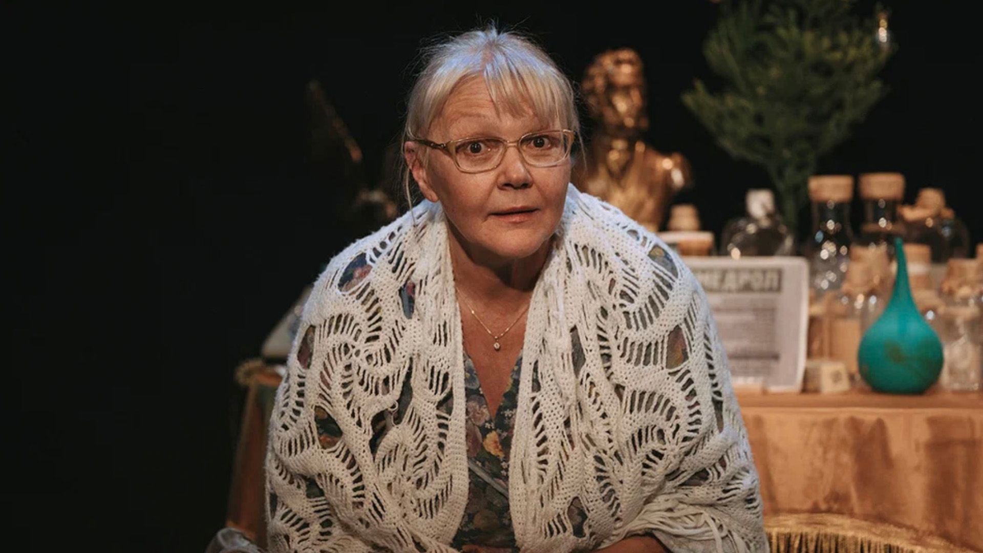 Марина Дюжева в цветастом халате и белой ажурной шали на плечах