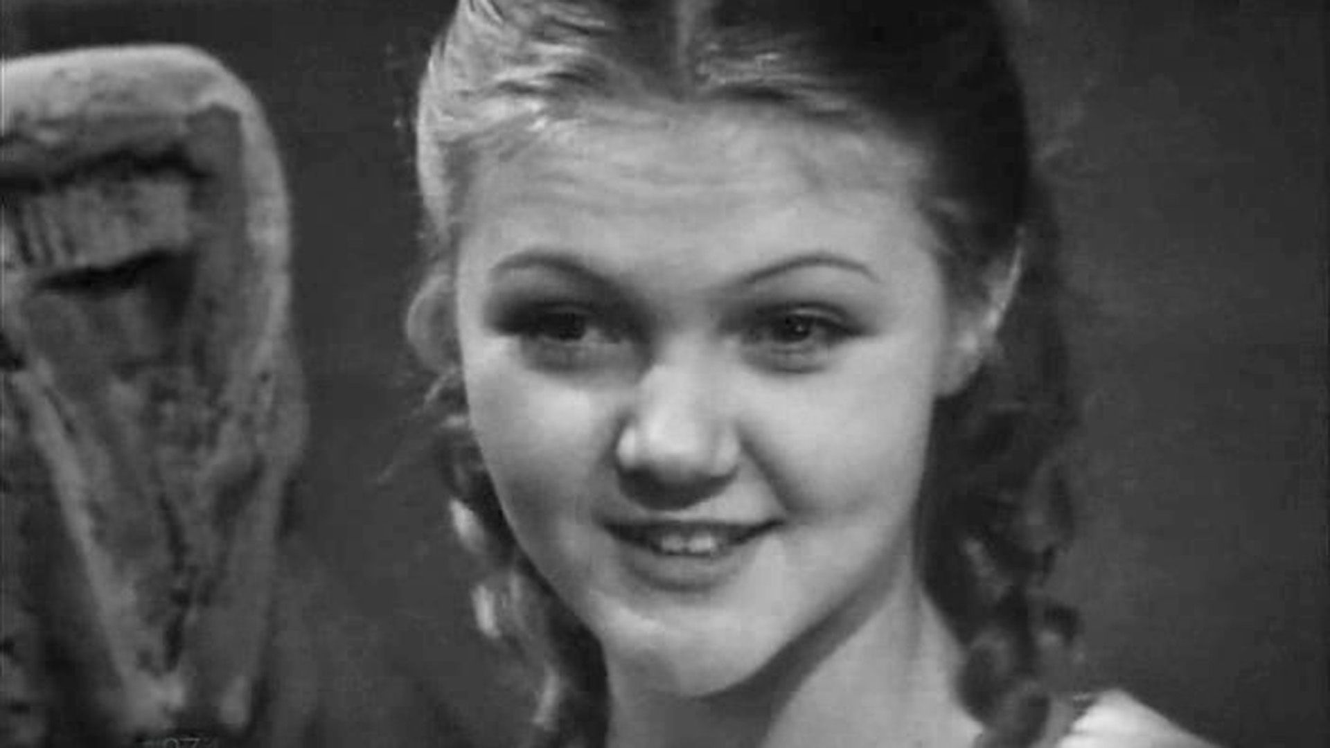 Юная Марина Дюжева с двумя косами улыбается